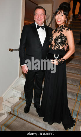 Berlin, Deutschland. 23 Nov, 2018. Der ehemalige deutsche Bundeskanzler Gerhard Schröder und seine koreanische Frau Soyeon Schröder-Kim im Hotel Adlon für die 67Th Bund drücken Sie die Kugel kommen. Foto: Jens Kalaene/dpa/ZB/dpa/Alamy leben Nachrichten Stockfoto