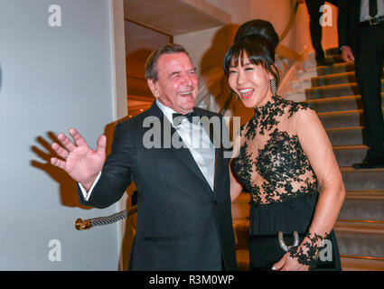 Berlin, Deutschland. 23 Nov, 2018. Der ehemalige deutsche Bundeskanzler Gerhard Schröder und seine koreanische Frau Soyeon Schröder-Kim im Hotel Adlon für die 67Th Bund drücken Sie die Kugel kommen. Foto: Jens Kalaene/dpa/ZB/dpa/Alamy leben Nachrichten Stockfoto