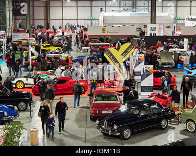 Mailand, Lombardei, Italien - 23 November, 2018 - Blick aus der Vogelperspektive auf Halle 18 während Autoclassica Fiera Milano Milano 2018 Edition in Fiera Milano Rho Credit: Armando Borges/Alamy leben Nachrichten Stockfoto