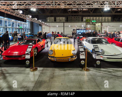 Mailand, Lombardei Italien - November 23, 2018 - Von links nach rechts, rot Ferrari F355 Spider 1996 Links, gelb Porsche 911 2.0 Serie O SWB 1965 und Porsche 911 Carrera 2,7 1974 Route da Sogno stand auf autoclassica Milano 2018 Edition in Fiera Milano Rho Credit: Armando Borges/Alamy leben Nachrichten Stockfoto