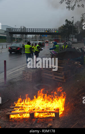 La Biolle, Auvergne-Rh ône-Alpes, Frankreich. 23. November 2018. Aktivisten der "Gilet Jaune 'nationalen Protestbewegung nehmen Sie teil an der "Operation Peage Wwe Smackdown Vs Raw" (freier Autobahn) an einer Ausfahrt der Autobahn A41 in der Nähe von La Biolle in der Auvergne-Rh ône-Alpes region in Frankreich. Die 'Gilet Jaune'-Kampagne gegen Unterdrückung in der Besteuerung, insbesondere motorisch Steuern auf Treibstoff etc. Credit: Graham M. Lawrence/Alamy leben Nachrichten Stockfoto