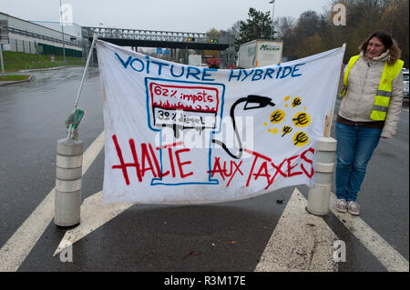 La Biolle, Auvergne-Rh ône-Alpes, Frankreich. 23. November 2018. Aktivisten der "Gilet Jaune 'nationalen Protestbewegung nehmen Sie teil an der "Operation Peage Wwe Smackdown Vs Raw" (freier Autobahn) an einer Ausfahrt der Autobahn A41 in der Nähe von La Biolle in der Auvergne-Rh ône-Alpes region in Frankreich. Die 'Gilet Jaune'-Kampagne gegen Unterdrückung in der Besteuerung, insbesondere motorisch Steuern auf Treibstoff etc. Credit: Graham M. Lawrence/Alamy leben Nachrichten Stockfoto