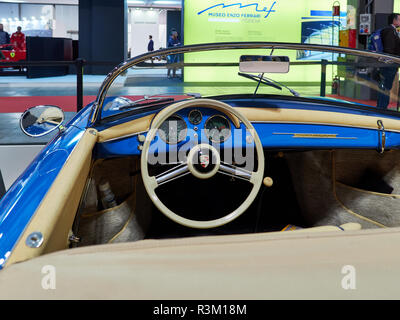 Mailand, Lombardei, Italien - 23 November, 2018 - Inneneinrichtung des Blauen Porsche 1500 bei autoclassica Milano Edition 2018 Fiera Milano Rho Credit: Armando Borges/Alamy leben Nachrichten Stockfoto