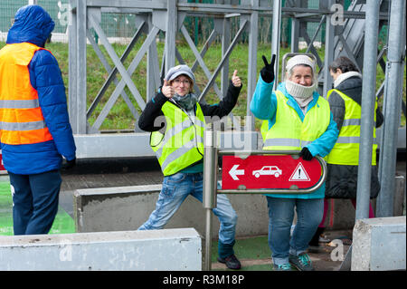 La Biolle, Auvergne-Rh ône-Alpes, Frankreich. 23. November 2018. Aktivisten der "Gilet Jaune 'nationalen Protestbewegung nehmen Sie teil an der "Operation Peage Wwe Smackdown Vs Raw" (freier Autobahn) an einer Ausfahrt der Autobahn A41 in der Nähe von La Biolle in der Auvergne-Rh ône-Alpes region in Frankreich. Die 'Gilet Jaune'-Kampagne gegen Unterdrückung in der Besteuerung, insbesondere motorisch Steuern auf Treibstoff etc. Credit: Graham M. Lawrence/Alamy leben Nachrichten Stockfoto