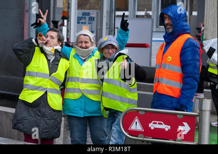 La Biolle, Auvergne-Rh ône-Alpes, Frankreich. 23. November 2018. Aktivisten der "Gilet Jaune 'nationalen Protestbewegung nehmen Sie teil an der "Operation Peage Wwe Smackdown Vs Raw" (freier Autobahn) an einer Ausfahrt der Autobahn A41 in der Nähe von La Biolle in der Auvergne-Rh ône-Alpes region in Frankreich. Die 'Gilet Jaune'-Kampagne gegen Unterdrückung in der Besteuerung, insbesondere motorisch Steuern auf Treibstoff etc. Credit: Graham M. Lawrence/Alamy leben Nachrichten Stockfoto