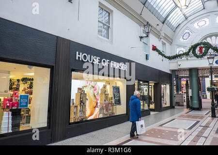 Bournemouth, Dorset, Großbritannien. 23. Nov 2018. Riesige Rabatte auf ausgewählte Artikel im Duft Shop, House of Fraser, Alte Christchurch Road, Bournemouth Credit: Paul Quayle/Alamy Leben Nachrichten verfügbar Stockfoto