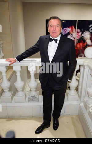 Berlin, Deutschland. 23 Nov, 2018. Bundeskanzler Gerhard Schröder lehnt sich an ein Geländer am 67. Bundesregierung drücken Sie die Kugel im Hotel Adlon. Credit: Gregor Fischer/dpa/Alamy leben Nachrichten Stockfoto