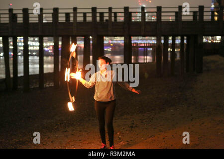 London, Großbritannien. 23 Nov, 2018. London Brand Vollmond Spinner treffen an der Oxo tower Wharf, für Ihre monatliche Vollmond fire Spin. Penelope Barritt/Alamy live news Credit: Penelope Barritt/Alamy leben Nachrichten Stockfoto