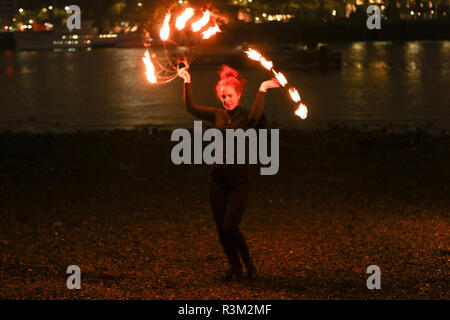 London, Großbritannien. 23 Nov, 2018. London Brand Vollmond Spinner treffen an der Oxo tower Wharf, für Ihre monatliche Vollmond fire Spin. Penelope Barritt/Alamy live news Credit: Penelope Barritt/Alamy leben Nachrichten Stockfoto