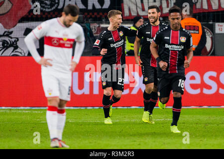 Leverkusen, Deutschland. 23 Nov, 2018. Fussball: Bundesliga, Bayer Leverkusen - VfB Stuttgart 12. Spieltag in der BayArena. Der Leverkusener Kevin Volland (2. von links), Torschütze zum 2:0, Beifall mit Mitchell Weiser. Credit: Rolf Vennenbernd/dpa - WICHTIGER HINWEIS: In Übereinstimmung mit den Anforderungen der DFL Deutsche Fußball Liga oder der DFB Deutscher Fußball-Bund ist es untersagt, zu verwenden oder verwendet Fotos im Stadion und/oder das Spiel in Form von Bildern und/oder Videos - wie Foto Sequenzen getroffen haben./dpa/Alamy leben Nachrichten Stockfoto