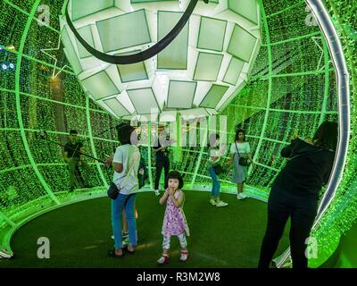 November 23, 2018 - Bangkok, Bangkok, Thailand - ein Kind geht durch eine leuchtende Kugel, das entspricht einem Ornament, in der'' Welt des Glücks", "die Weihnachten Anzeige an Central World, ein großes Einkaufszentrum in Bangkok. Obwohl Thailand eine überwiegend buddhistischen Land ist, die kommerziellen Aspekte von Weihnachten sind weithin beobachtet, vor allem in städtischen Gebieten Thailands, die große Konzentrationen der Europäer und Amerikaner haben. (Bild: © Jack Kurtz/ZUMA Draht) Stockfoto