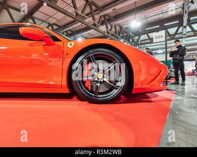 Mailand, Lombardei, Italien - 23 November, 2018 - Besucher von autoclassica Milano 2018 Edition Machen Sie Fotos bei Ferrari 458 von 2014 Credit: Armando Borges/Alamy leben Nachrichten Stockfoto