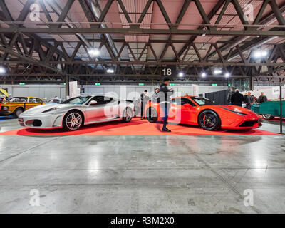 Mailand, Lombardei, Italien - 23 November, 2018 - Besucher von autoclassica Milano 2018 Edition Machen Sie Fotos bei Ferrari 458 von 2014 und Silber Ferrari Credit: Armando Borges/Alamy leben Nachrichten Stockfoto