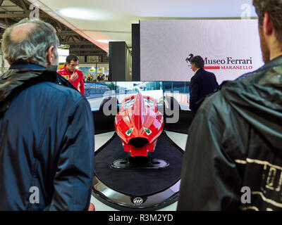 Mailand, Lombardei, Italien - 23 November, 2018 - Besucher von autoclassica Milano fahren die F1 Ssimulator des Museo Ferrari Autoclassica Milano Edition 2018 Fiera Milano Rho Credit: Armando Borges/Alamy leben Nachrichten Stockfoto