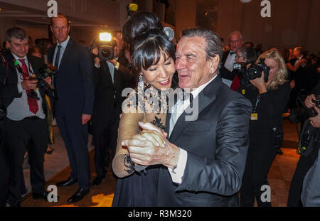 Berlin, Deutschland. 23 Nov, 2018. Der ehemalige deutsche Bundeskanzler Gerhard Schröder und seine koreanische Frau Soyeon Schröder-Kim Tanz an der 67. Bundes drücken Sie die Kugel im Hotel Adlon. Credit: Kay Nietfeld/dpa/Alamy leben Nachrichten Stockfoto