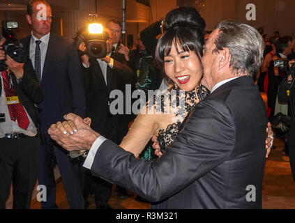 Berlin, Deutschland. 23 Nov, 2018. Der ehemalige deutsche Bundeskanzler Gerhard Schröder und seine koreanische Frau Soyeon Schröder-Kim Tanz an der 67. Bundes drücken Sie die Kugel im Hotel Adlon. Credit: Kay Nietfeld/dpa/Alamy leben Nachrichten Stockfoto