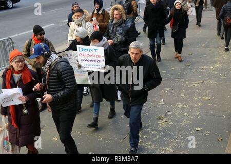 New York City, New York, USA. 23 Nov, 2018. Weiterhin opposition Händler Amazon zweiter Firmensitz zu online (HQ 2) in Long Island City inszeniert wurde am 23. November 2018, gegen die on-line-Einzelhandelskette bevorstehenden Präsenz in New York City. Aktivisten, die an der New York Public Library in Manhattan gesammelt und an die e-Händler Buchhandlung marschierten in der Herald Square, singen Weihnachtslieder und verteilen Flugblätter. Credit: G. Ronald Lopez/ZUMA Draht/Alamy leben Nachrichten Stockfoto