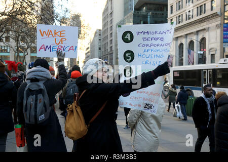 New York City, New York, USA. 23 Nov, 2018. Weiterhin opposition Händler Amazon zweiter Firmensitz zu online (HQ 2) in Long Island City inszeniert wurde am 23. November 2018, gegen die on-line-Einzelhandelskette bevorstehenden Präsenz in New York City. Aktivisten, die an der New York Public Library in Manhattan gesammelt und an die e-Händler Buchhandlung marschierten in der Herald Square, singen Weihnachtslieder und verteilen Flugblätter. Credit: G. Ronald Lopez/ZUMA Draht/Alamy leben Nachrichten Stockfoto