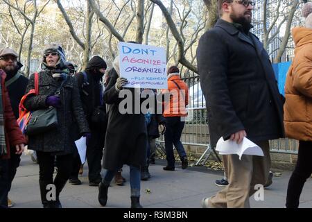 New York City, New York, USA. 23 Nov, 2018. Weiterhin opposition Händler Amazon zweiter Firmensitz zu online (HQ 2) in Long Island City inszeniert wurde am 23. November 2018, gegen die on-line-Einzelhandelskette bevorstehenden Präsenz in New York City. Aktivisten, die an der New York Public Library in Manhattan gesammelt und an die e-Händler Buchhandlung marschierten in der Herald Square, singen Weihnachtslieder und verteilen Flugblätter. Credit: G. Ronald Lopez/ZUMA Draht/Alamy leben Nachrichten Stockfoto