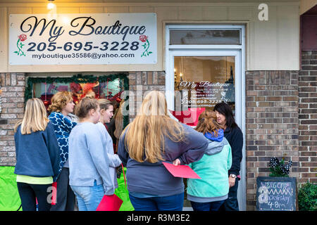 Vernon, Alabama, USA. 23 Nov, 2018. Die ersten zwei Damen, von rechts nach links, wurden bei ca. 10:30 Uhr $ 75 Geschenk Beutel an Meine Boutique in Vernon, Alabama angeboten zu bekommen. Die Boutique hatte es Schwarz ist am Freitag von 4:00 bis 20:00 Uhr am Freitag, 23. November 2018. Quelle: Tim Thompson/ZUMA Draht/Alamy leben Nachrichten Stockfoto