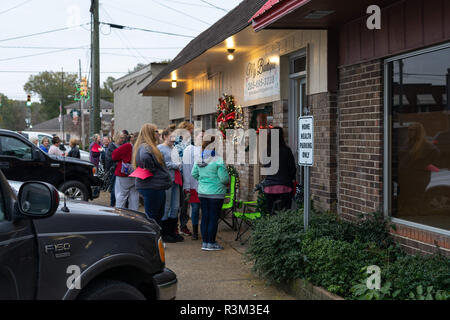 Vernon, Alabama, USA. 23 Nov, 2018. Obwohl Vernon, Alabama ist eine kleine Stadt, der Schwarze Freitag shopping Trend nicht verloren war. Meine Boutique, im Besitz von Jessica Lollar, hielt einen Verkauf an Ihren Store am Freitag, 23. November 2018 von 16.00 Uhr bis 20.00 Uhr entgegen dem bundesweiten Trend der offenen Ing sehr früh. Es gab gift bags im Wert von $ 75 für die ersten 20 Leute in der Schlange. Quelle: Tim Thompson/ZUMA Draht/Alamy leben Nachrichten Stockfoto