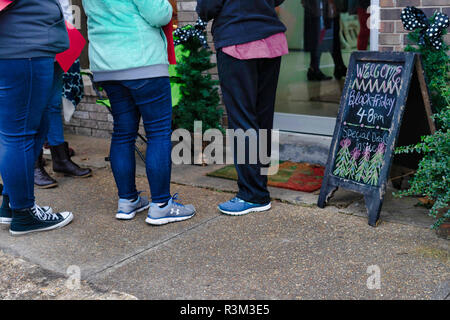 Vernon, Alabama, USA. 23 Nov, 2018. Die ersten zwei Damen, von rechts nach links, wurden bei ca. 10:30 Uhr $ 75 Geschenk Beutel an Meine Boutique in Vernon, Alabama angeboten zu bekommen. Die Boutique hatte es Schwarz ist am Freitag von 4:00 bis 20:00 Uhr am Freitag, 23. November 2018. Quelle: Tim Thompson/ZUMA Draht/Alamy leben Nachrichten Stockfoto