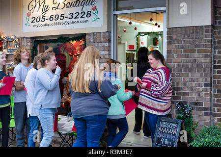 Vernon, Alabama, USA. 23 Nov, 2018. Die Tür öffnet sich schließlich an Meine Boutique in Vernon, Alabama für seine Schwarzen Freitag am Freitag, 23. November 2018. Die Boutique haben ihre schwarzen Freitag Ereignis ein wenig durch die Eröffnung um 16:00 Uhr anstatt 4 Uhr, entgegen dem nationalen Trend anders. Zehn Personen wurden in lassen Sie Shop für Schnäppchen und die ersten 20 Leute ein Geschenk Beutel bei 75 $ geschätzt. Quelle: Tim Thompson/ZUMA Draht/Alamy leben Nachrichten Stockfoto