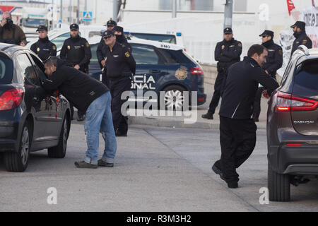 San Fernando de Henares, Spanien. 23 Nov, 2018. Die demonstranten gesehen Menschen zu reden versuchen, sich in die Gesellschaft während des Streiks zu erhalten. 80 % der Arbeitnehmer haben den Streik der Gewerkschaft CCOO und CGT von Amazon MAD4 Warehouse während des Tages der Angebote genannten Schwarzen Freitag unterstützt und Nachfrage auf einen neuen Tarifvertrag geeinigt, der fuer mehr, um die Arbeitsbedingungen der Arbeitnehmer seit der regionalen Abkommen die prekäre Arbeit begünstigt und die ''express Entlassungen'', und Sie haben den Boykott der Gesellschaft das Recht auf Streik gekündigt. Credit: Lito Lizana/SOPA Images/ZUMA Draht/Alamy leben Nachrichten Stockfoto