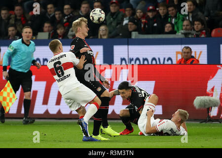 Leverkusen, Bayer 04 Leverkusen Mias für die Kugel während der Fußball-Bundesliga Spiel zwischen Bayer 04 Leverkusen und dem VfB Stuttgart in Leverkusen. 23 Nov, 2018. Julian Brandt (2. L, vorne) von Bayer 04 Leverkusen Mias für die Kugel während der Fußball-Bundesliga Spiel zwischen Bayer 04 Leverkusen und dem VfB Stuttgart in Leverkusen, Deutschland am 07.11.23., 2018. Leverkusen gewann 2-0. Quelle: Joachim Bywaletz/Xinhua/Alamy leben Nachrichten Stockfoto