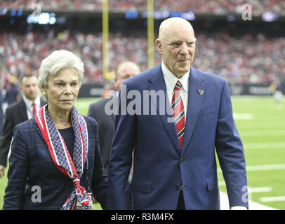 Houston, TX, USA. 19 Nov, 2017. Houston Texans Besitzer Bob McNair und seine Frau Janice Suber McNair, lassen Sie das Feld Nach einer Zeremonie zu Ehren der ehemaligen Texans wide receiver Andre Johnson bei einem NFL Football Spiel zwischen der Houston Texans und die Arizona-kardinäle an NRG Stadion in Houston, Texas. Quelle: Scott W. Coleman/ZUMA Draht/Alamy leben Nachrichten Stockfoto