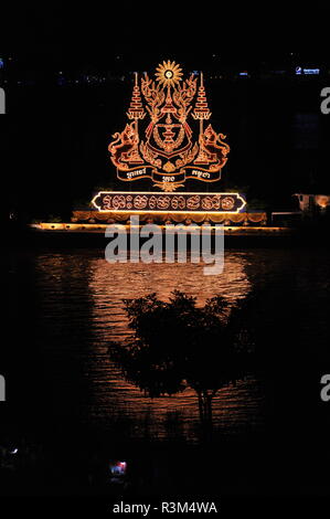 Phnom Penh, Kambodscha. 23. November 2018. Phnom Penh feiert Bon Om Touk, der Kambodschanischen Water Festival, eine beleuchtete Schwimmer seine Reflexion wirft auf dem Tonle Sap Fluss. Baum Silhouette im Vordergrund. © kraig Lieb/Alamy leben Nachrichten Stockfoto