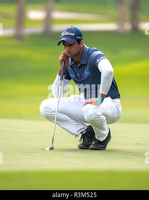 Hong Kong, China. November 24th, 2018. Honma Hong Kong Open Golf 2018 Hong Kong Golf Club Fanling. Rai auf dem 10 Grün. Engländer Aaron Rai hält auf seine klare Führung in Tag 3 des Turniers. Nach dem Kurs Datensatz in der letzten Runde Rai bleibt stabil und frei von Englands Matthew Fitzpatrick und Südkoreas Hyowon Park. Credit: Jayne Russell/Alamy leben Nachrichten Stockfoto