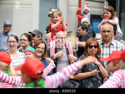 Wellington, Neuseeland. 24 Nov, 2018. Die Menschen reagieren während der jährlichen Sehr Welly Christmas Parade am Lambton Quay in Wellington, Neuseeland, an November 24, 2018 statt. Quelle: Guo Lei/Xinhua/Alamy leben Nachrichten Stockfoto