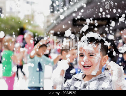 Wellington, Neuseeland. 24 Nov, 2018. Ein Junge spielt mit Seifenblasen während der jährlichen Sehr Welly Christmas Parade statt am Lambton Quay in Wellington, Neuseeland, an November 24, 2018. Quelle: Guo Lei/Xinhua/Alamy leben Nachrichten Stockfoto