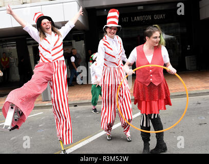 Wellington, Neuseeland. 24 Nov, 2018. Darsteller posieren für Fotos, die während der jährlichen Sehr Welly Christmas Parade am Lambton Quay in Wellington, Neuseeland, an November 24, 2018 statt. Quelle: Guo Lei/Xinhua/Alamy leben Nachrichten Stockfoto