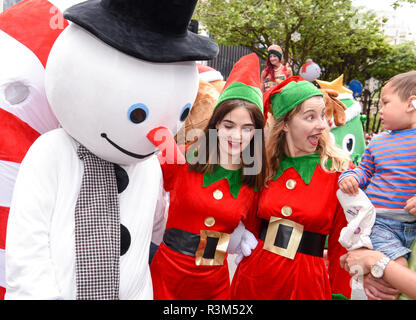 Wellington, Neuseeland. 24 Nov, 2018. Darsteller unterhalten ein Kind während der jährlichen Sehr Welly Christmas Parade am Lambton Quay in Wellington, Neuseeland, an November 24, 2018 statt. Quelle: Guo Lei/Xinhua/Alamy leben Nachrichten Stockfoto