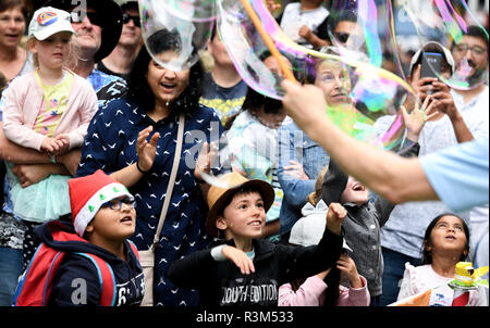 Wellington, Neuseeland. 24 Nov, 2018. Kinder haben Spaß mit dem Bubble Entertainer während der jährlichen Sehr Welly Christmas Parade am Lambton Quay in Wellington, Neuseeland, an November 24, 2018 statt. Quelle: Guo Lei/Xinhua/Alamy leben Nachrichten Stockfoto