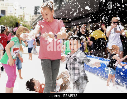 Wellington, Neuseeland. 24 Nov, 2018. Kinder spielen mit Seifenblasen während der jährlichen Sehr Welly Christmas Parade am Lambton Quay in Wellington, Neuseeland, an November 24, 2018 statt. Quelle: Guo Lei/Xinhua/Alamy leben Nachrichten Stockfoto