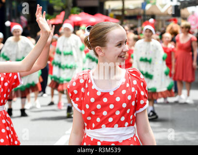 Wellington, Neuseeland. 24 Nov, 2018. Kinder in Kostümen nehmen an den jährlichen Sehr Welly Christmas Parade am Lambton Quay in Wellington, Neuseeland, an November 24, 2018 statt. Quelle: Guo Lei/Xinhua/Alamy leben Nachrichten Stockfoto