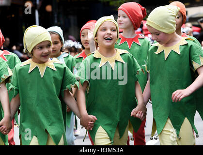 Wellington, Neuseeland. 24 Nov, 2018. Kinder in Kostümen nehmen an den jährlichen Sehr Welly Christmas Parade am Lambton Quay in Wellington, Neuseeland, an November 24, 2018 statt. Quelle: Guo Lei/Xinhua/Alamy leben Nachrichten Stockfoto