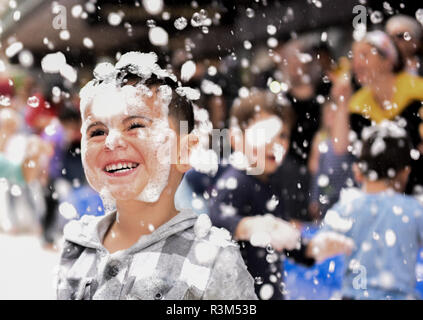 Wellington, Neuseeland. 24 Nov, 2018. Ein Junge spielt mit Seifenblasen während der jährlichen Sehr Welly Christmas Parade statt am Lambton Quay in Wellington, Neuseeland, an November 24, 2018. Quelle: Guo Lei/Xinhua/Alamy leben Nachrichten Stockfoto