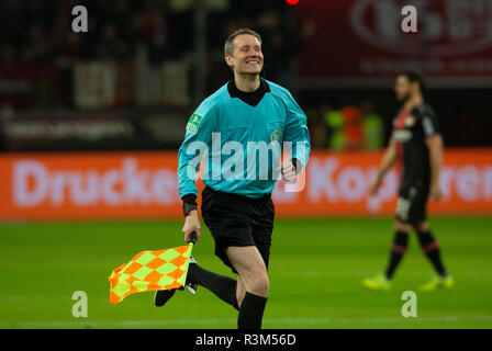 Leverkusen, 23. November 2018, Bundesliga, Bayer 04 Leverkusen vs VfB Stuttgart: Assistent Norbert Grudzinski laechelt. Credit: Jürgen Schwarz/Alamy leben Nachrichten Stockfoto