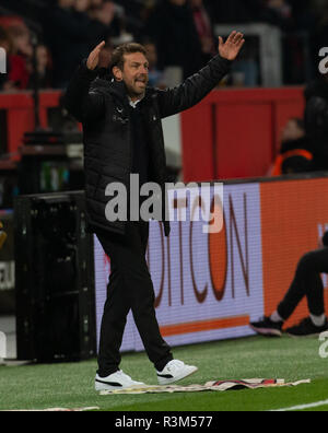 Leverkusen, 23. November 2018, Bundesliga, Bayer 04 Leverkusen vs VfB Stuttgart: Manager Markus Weinzierl (VfB) Gesten. Credit: Jürgen Schwarz/Alamy leben Nachrichten Stockfoto