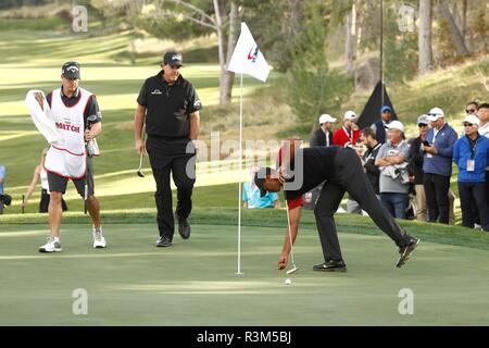 Las Vegas, NV, USA. 23 Nov, 2018. Phil Mickelson, Tiger Woods in Anwesenheit für Capital One's Das Spiel: Tiger Woods VS Phil Mickelson, Shadow Creek Golf Course, Las Vegas, NV 23. November 2018. Credit: JA/Everett Collection/Alamy leben Nachrichten Stockfoto