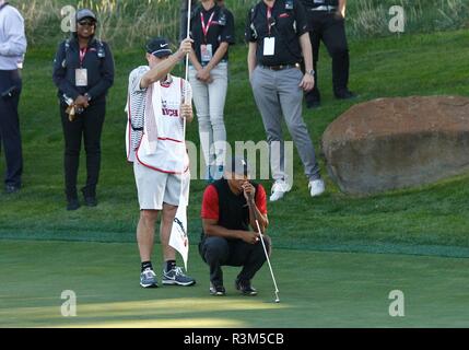 Las Vegas, NV, USA. 23 Nov, 2018. Joe LaCava, Tiger Woods in Anwesenheit für Capital One's Das Spiel: Tiger Woods VS Phil Mickelson, Shadow Creek Golf Course, Las Vegas, NV 23. November 2018. Credit: JA/Everett Collection/Alamy leben Nachrichten Stockfoto