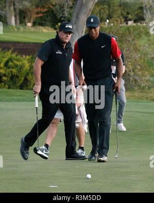 Las Vegas, NV, USA. 23 Nov, 2018. Phil Mickelson, Tiger Woods in Anwesenheit für Capital One's Das Spiel: Tiger Woods VS Phil Mickelson, Shadow Creek Golf Course, Las Vegas, NV 23. November 2018. Credit: JA/Everett Collection/Alamy leben Nachrichten Stockfoto