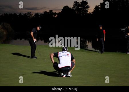 Las Vegas, NV, USA. 23 Nov, 2018. Phil Mickelson, Tiger Woods in Anwesenheit für Capital One's Das Spiel: Tiger Woods VS Phil Mickelson, Shadow Creek Golf Course, Las Vegas, NV 23. November 2018. Credit: JA/Everett Collection/Alamy leben Nachrichten Stockfoto