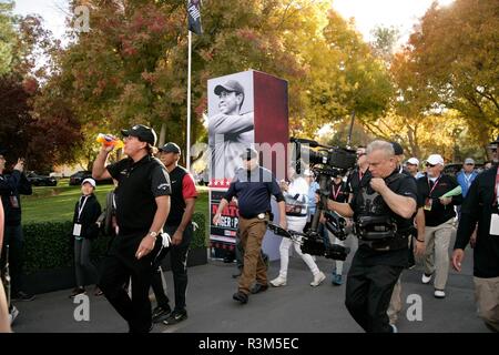 Las Vegas, NV, USA. 23 Nov, 2018. Phil Mickelson, Tiger Woods in Anwesenheit für Capital One's Das Spiel: Tiger Woods VS Phil Mickelson, Shadow Creek Golf Course, Las Vegas, NV 23. November 2018. Credit: JA/Everett Collection/Alamy leben Nachrichten Stockfoto