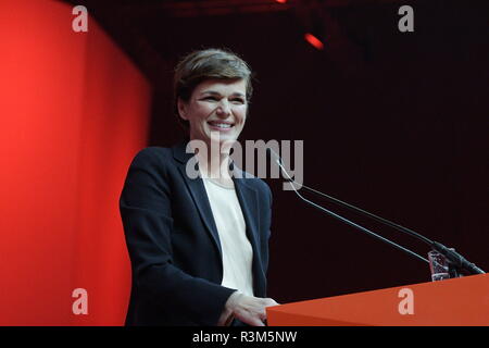 Wels, Oberösterreich, Österreich. 24. November 2018. Am 24. Und 25. November 2018 hält die SPÖ ihren 44. Ordentlichen Bundesparteitag in der Messehalle Wels ab. Im Mittelpunkt des Kongresses stehen am Samstag die Wahl des neuen SPÖ-Parteivorsitzenden Pamela Rendi-Wagner, die Wahl der Parteikomitees und die Abstimmung über das neue Basisprogramm. Das Bild zeigt die SPÖ-Vorsitzende Pamela Rendi-Wagner. Kredit: Franz Perc / Alamy Live News Stockfoto