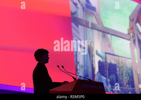 Wels, Oberösterreich, Österreich. 24. November 2018. Am 24. Und 25. November 2018 hält die SPÖ ihren 44. Ordentlichen Bundesparteitag in der Messehalle Wels ab. Im Mittelpunkt des Kongresses stehen am Samstag die Wahl des neuen SPÖ-Parteivorsitzenden Pamela Rendi-Wagner, die Wahl der Parteikomitees und die Abstimmung über das neue Basisprogramm. Das Bild zeigt die SPÖ-Vorsitzende Pamela Rendi-Wagner. Kredit: Franz Perc / Alamy Live News Stockfoto